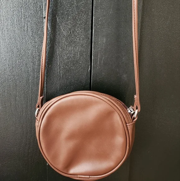 No Boundaries circle crossbody in brown - Picture 1 of 7